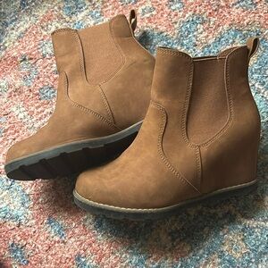 Universal threads boots